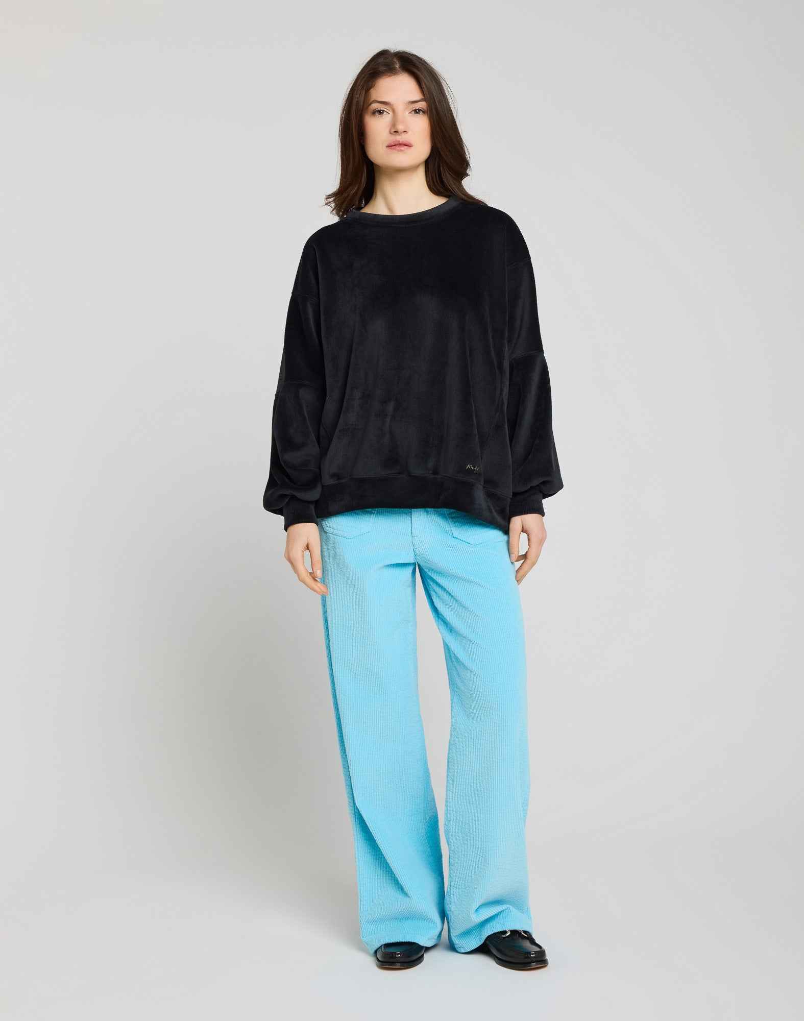 BLACK SWEATSHIRT