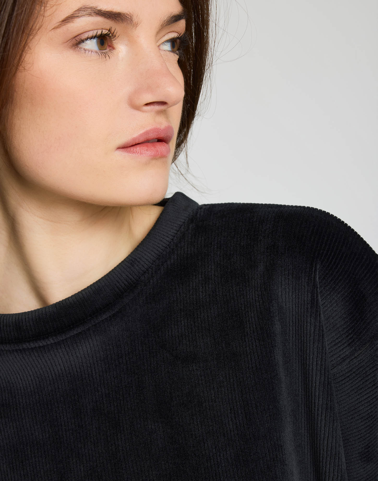 BLACK SWEATSHIRT